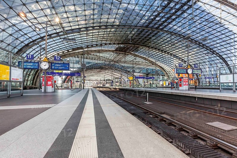 Deserted platforms during lockdown in Corona crisis