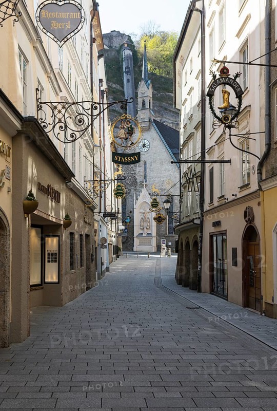 Vacant places due to the coronavirus pandemic, Getreidegasse with Buergerspitalskirche