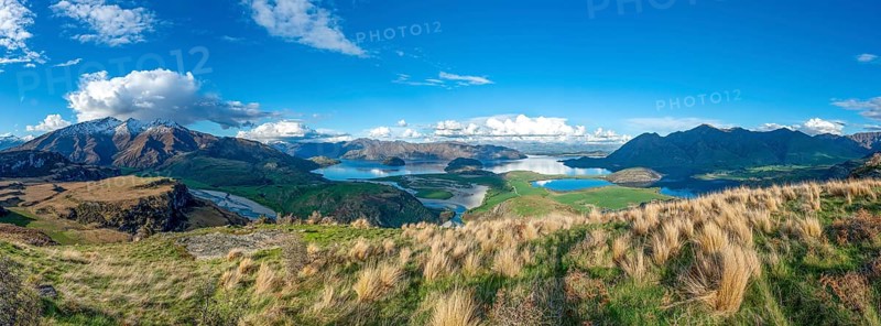 Panoramic views of Wanaka Lake and mountains, Rocky Peak