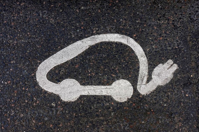 Road marking for an electric filling station, charging connection for electric cars