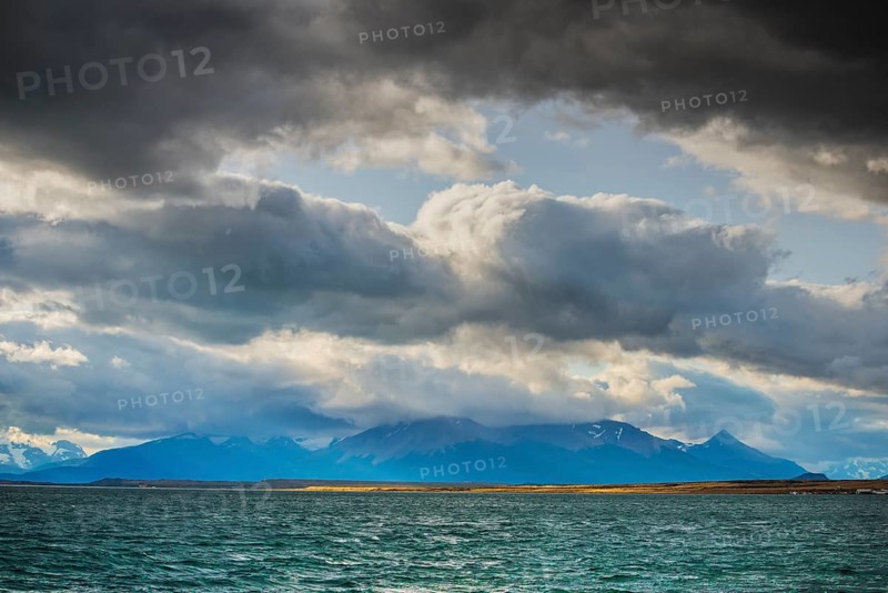 Bay of last hope with dark clouds, Fjordo Ultima Esperanza