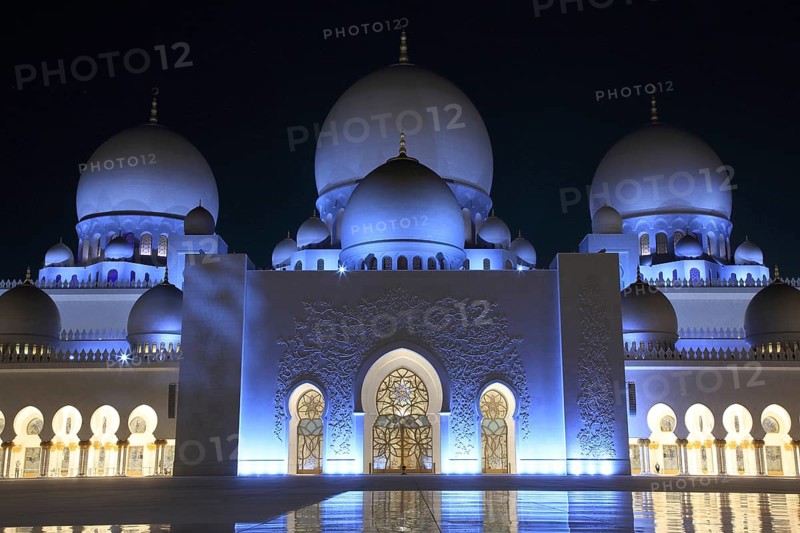 Illuminated Sheikh Zayid Mosque, night scene
