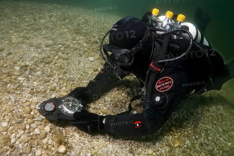 Divers in dry suits orientate themselves with compass in waters with poor visibility, Echinger Weiher