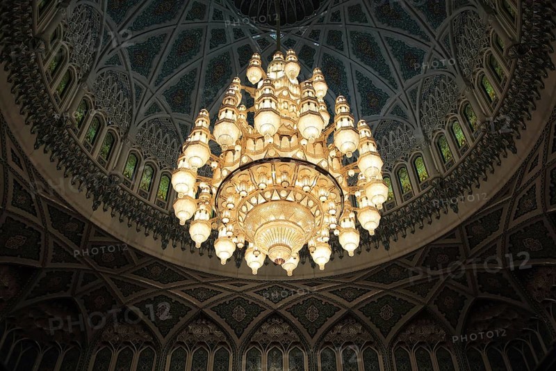Great Sultan Qabus Mosque, chandelier in the great men's prayer hall