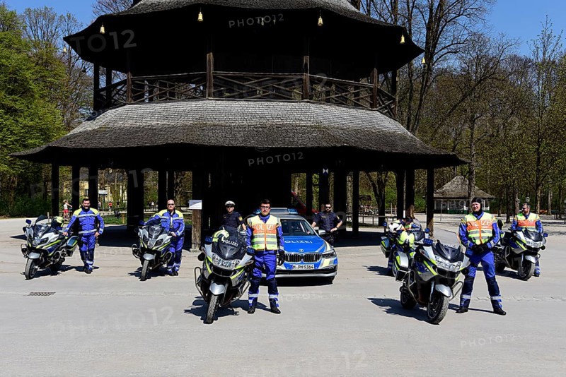 Group photo Munich police in front of the Chinese Tower, Corona crisis