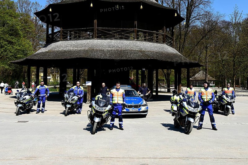 Group photo Munich police in front of the Chinese Tower, Corona crisis