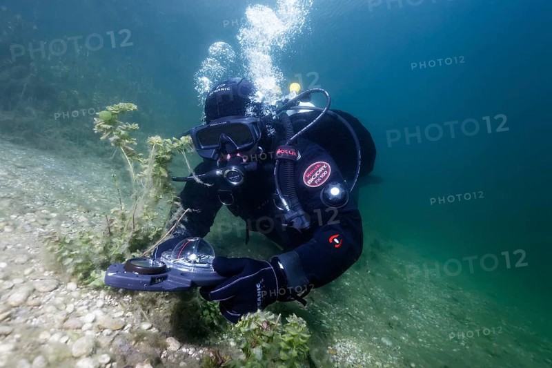 Divers in dry suits orientate themselves with compass in waters with poor visibility, Echinger Weiher