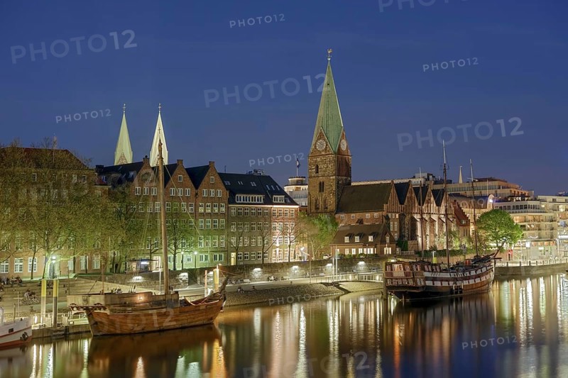 Illuminated promenade on the Weser