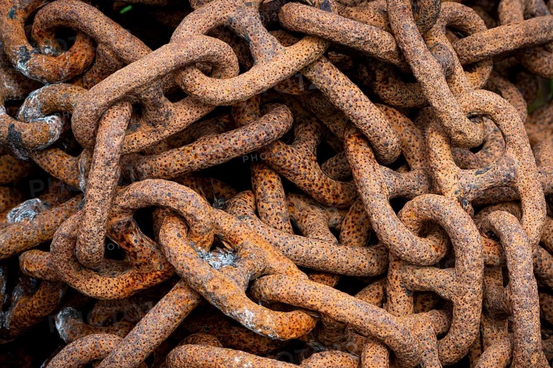 Rusty chain links of an anchor chain