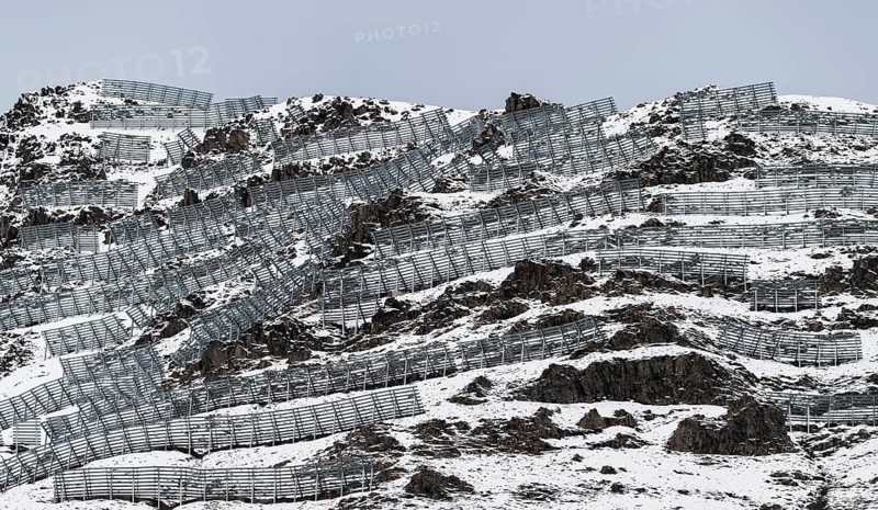 Fences for avalanche protection