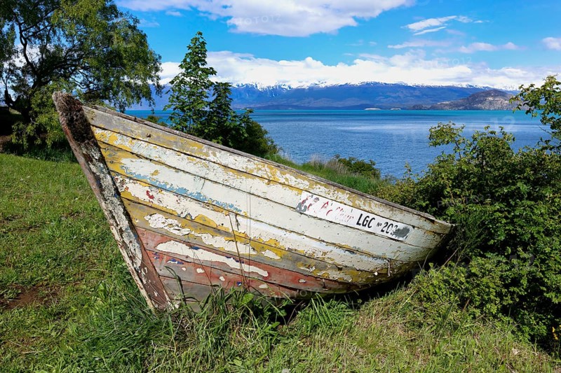 Old wooden canoe near General Carrera lake