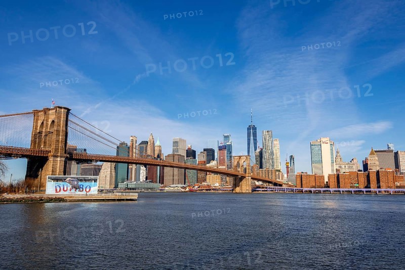 View from Main Street Park over the East River to the skyline of Lower Manhattan with Brooklyn Bridge