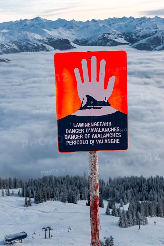 Avalanche danger sign in a skiing area