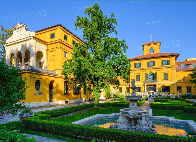 Lenbachhaus with garden and fountain