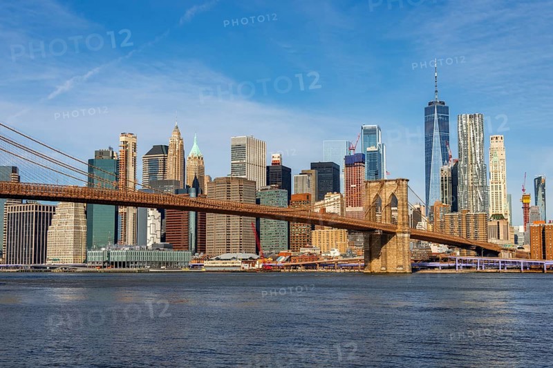 View from Main Street Park over the East River to the skyline of Lower Manhattan with Brooklyn Bridge