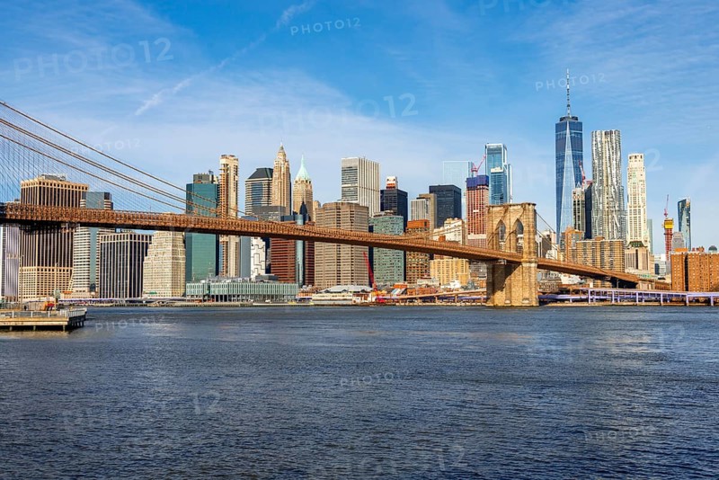 View from Main Street Park over the East River to the skyline of Lower Manhattan with Brooklyn Bridge