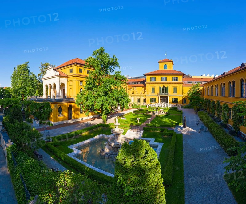Lenbachhaus with garden and fountain