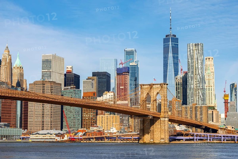 View from Main Street Park over the East River to the skyline of Lower Manhattan with Brooklyn Bridge