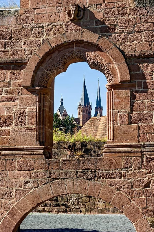 Three-pass arch and Barbarossa's head