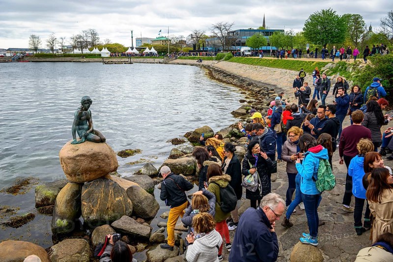 Tourists in front of the Little Mermaid