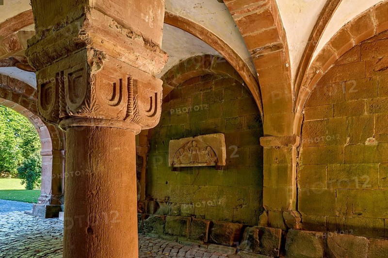 Columns and vaults in the gatehouse