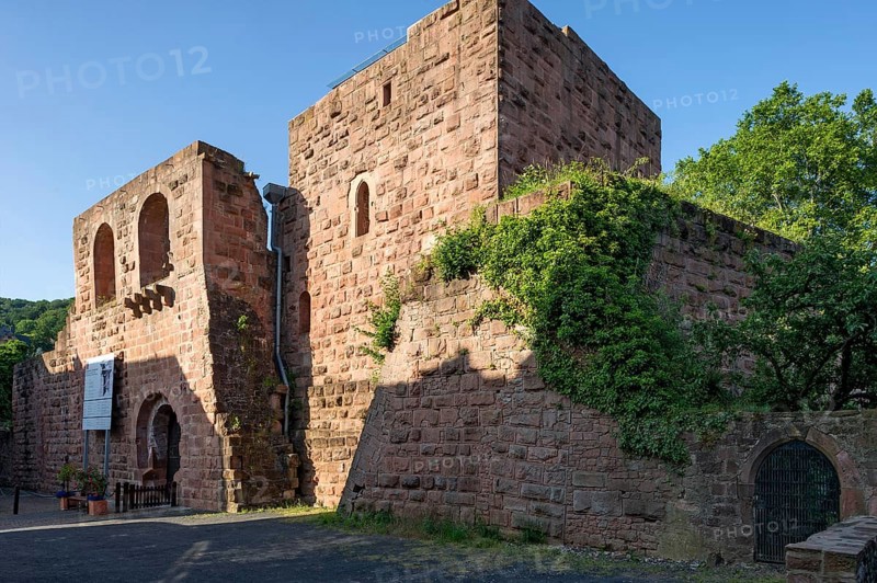 Gate house with castle chapel