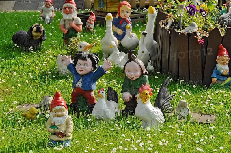 Garden gnomes from fairy tale Max and Moriz with chickens