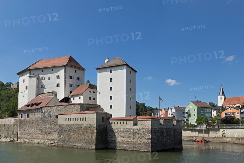 Veste Niederhaus with excursion boat on the Danube