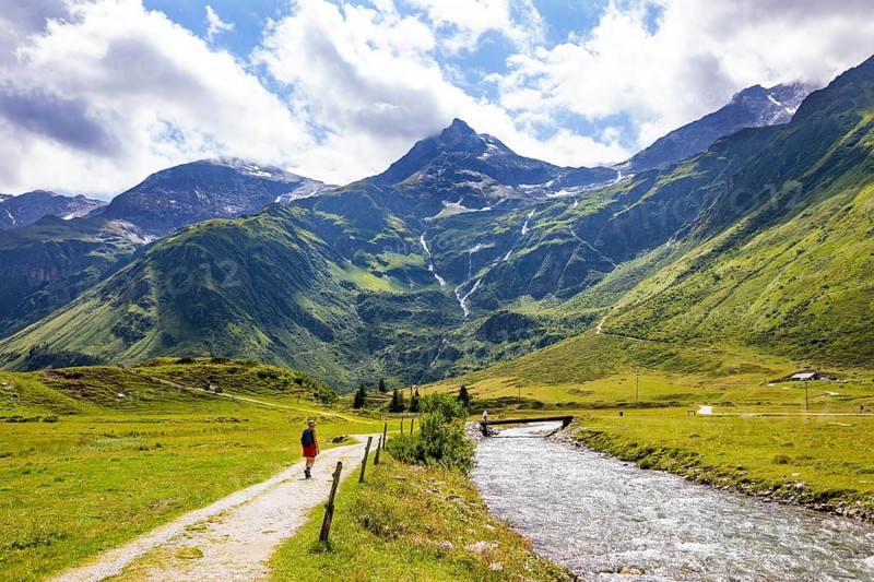 Hiking trail in the Nassfeld Valley