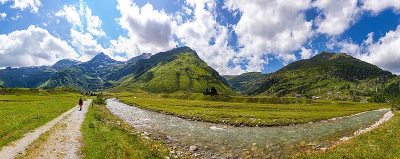 Hiking trail along the Nassfeld Ache