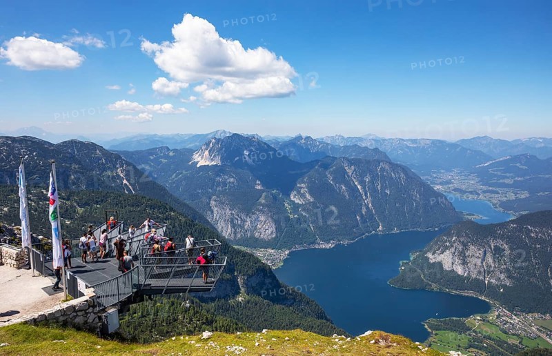 View from the Five Finger viewpoint to Lake Hallstatt
