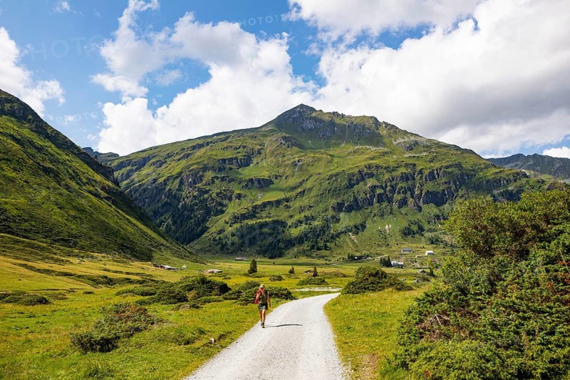 Hiking trail in the Nassfeld Valley