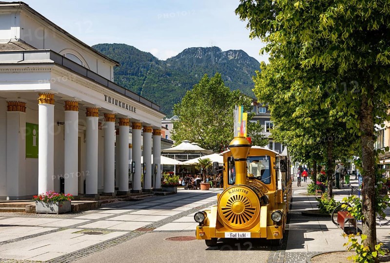 Stroll in front of the Trinkhalle in the pedestrian zone