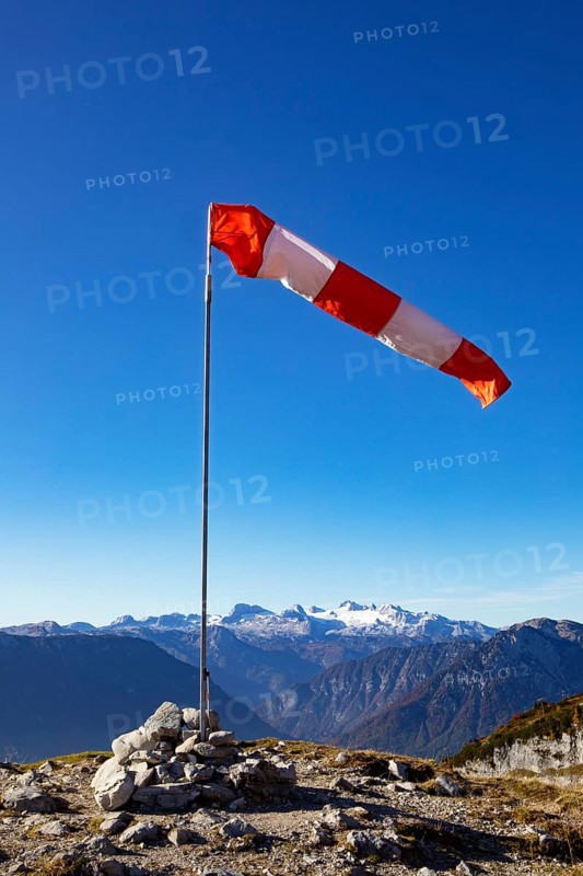 Wind vane on the Loser with view to the Hoher Dachstein
