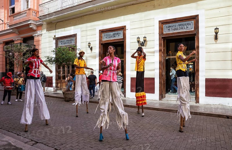 Street performers on stilts in Habana Vieja