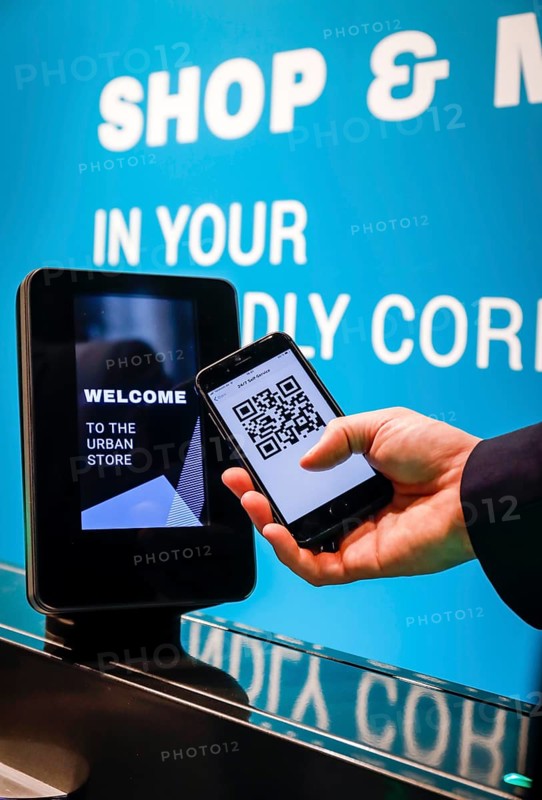 Access code authorization with QR Code in the 24/7 Urban Store of the future