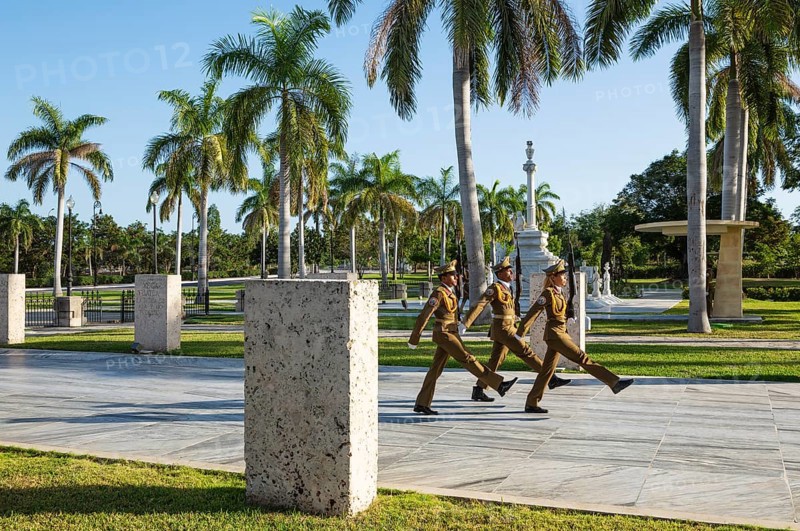 Guard changing ceremony at the cementerio Santa Ifigenia