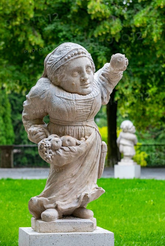 Dwarf with fruit apron