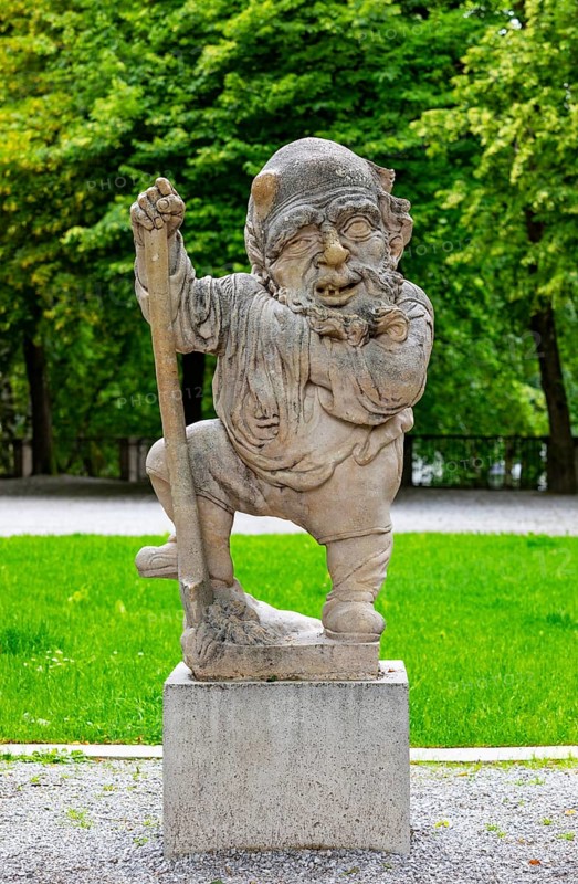 Dwarf with spade