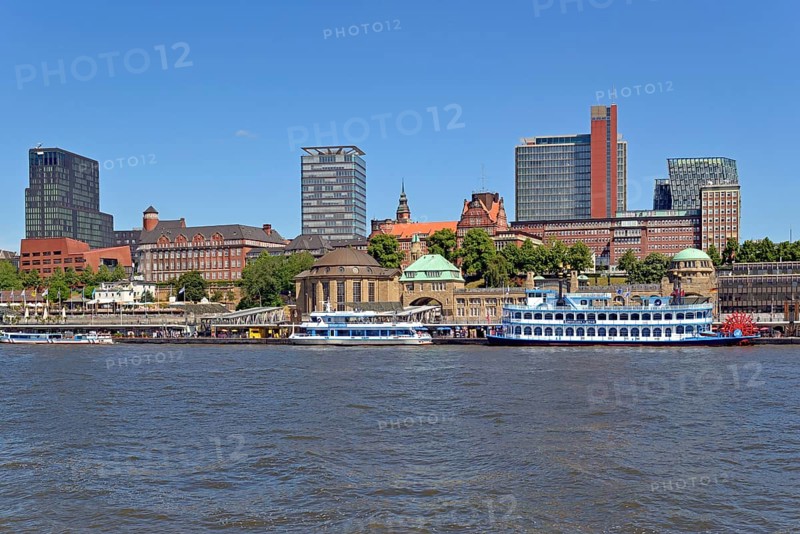 View to the St.-Pauli Landungsbruecken