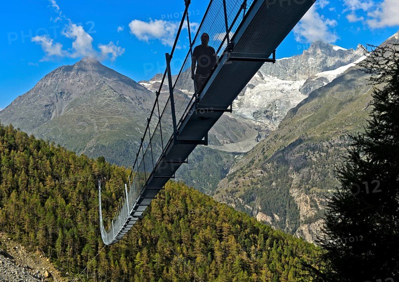 Hikers crossing the Charles Kuonen suspension bridge