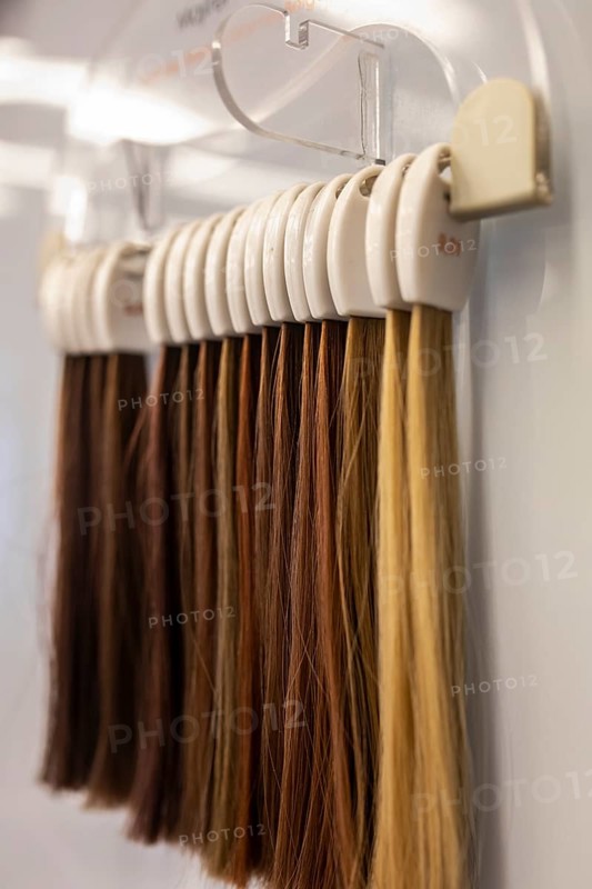 Pattern with hair tears to choose the hair color when dyeing hair in the hair salon