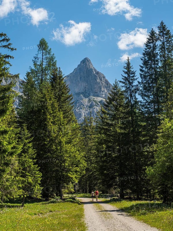 Hikers on a hiking trail in front of Admonter Kalbling