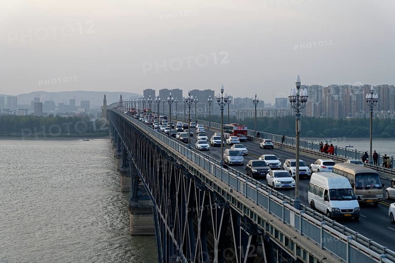Car traffic on the Yangtze Bridge