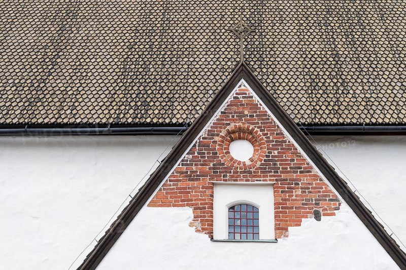 Roof with wooden shingles