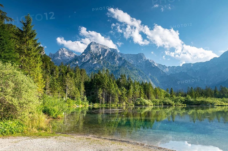 Almsee with Totem Gebirge