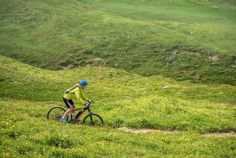 Mountain biker rides on Singeltrail