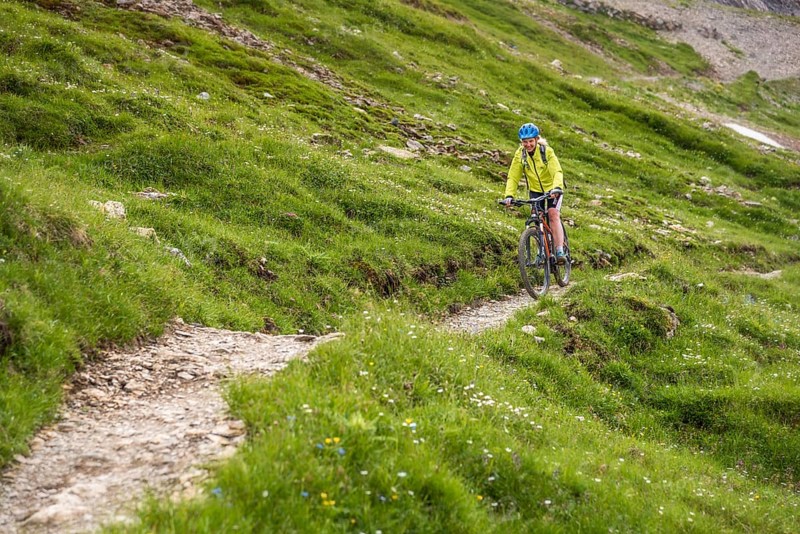 Mountain biker rides on Singeltrail