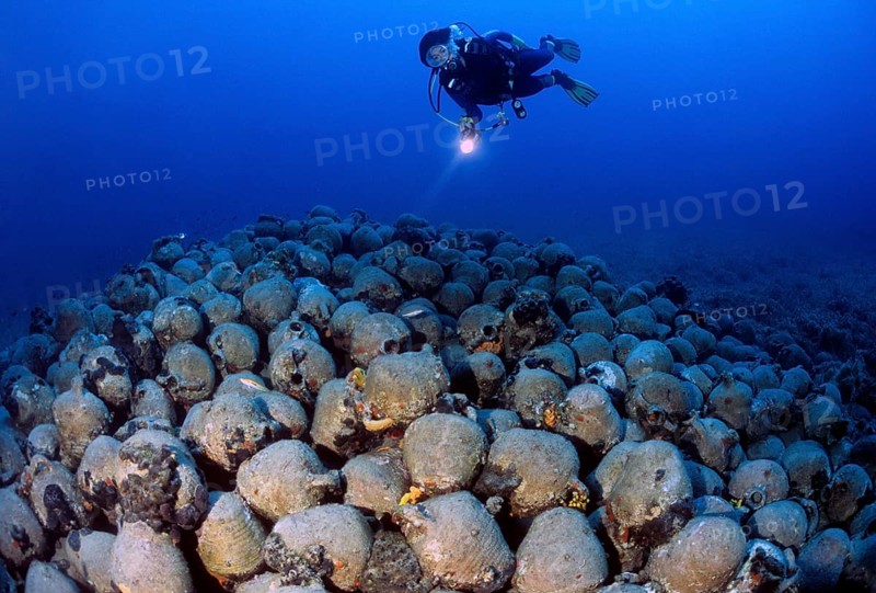 Divers and antique amphorae