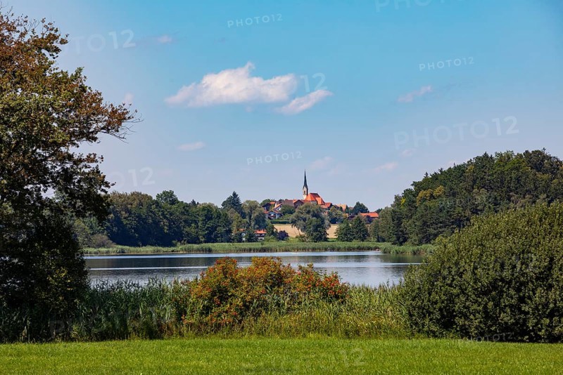 Abtsdorfer See with the village of Leobendorf